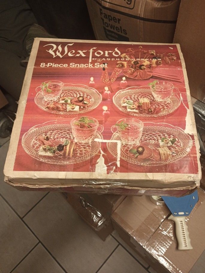 ANCHOR HOCKING WEXFORD 8 PIECE SNACK SET
