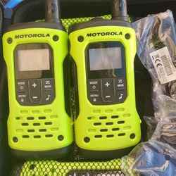 $60 MUST GO!!! GREAT PRICE FOR 4 WALKIES 2 ARE BRAND NEW!!!! TOTAL OF 4 MOTOROLA TWO-WAY RADIO T6XX SERIES
