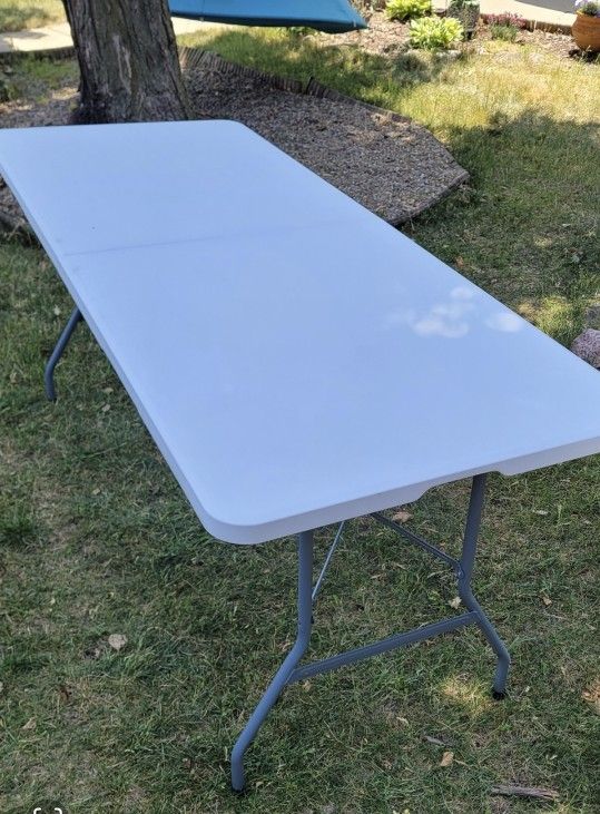 NEW! FOLDING TABLE 6' AWESOME QUALITY! FINANCING AVAILABLE WHITE AND BLACK