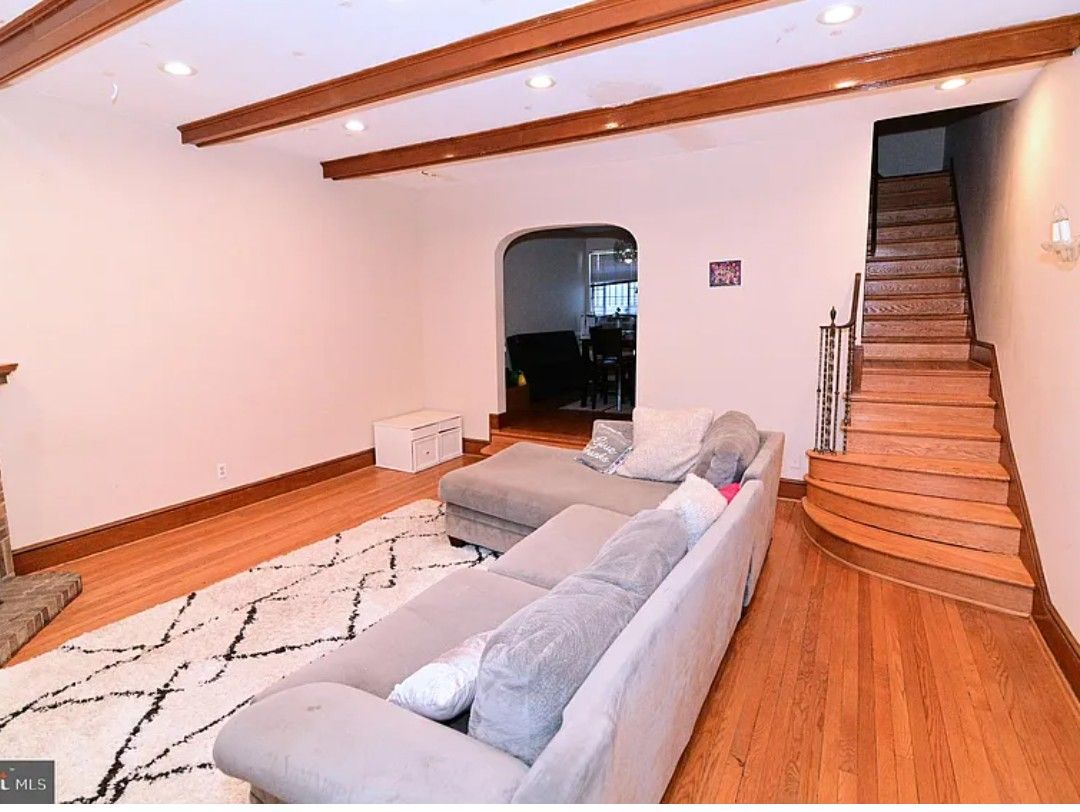 Moving And Couch must Go By This Week