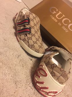 Gucci low top shoes