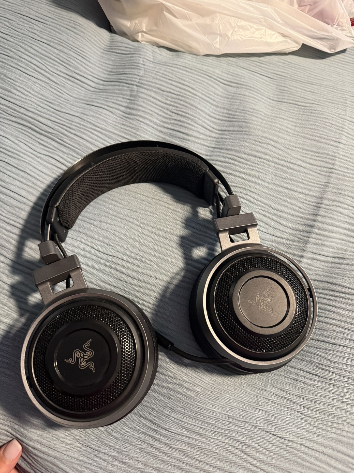 Razer Nari Ultimate 2.4GHz Wireless USB + 3.5mm Audio THX Spatial Audio Head mounted Gaming Headphone (Black