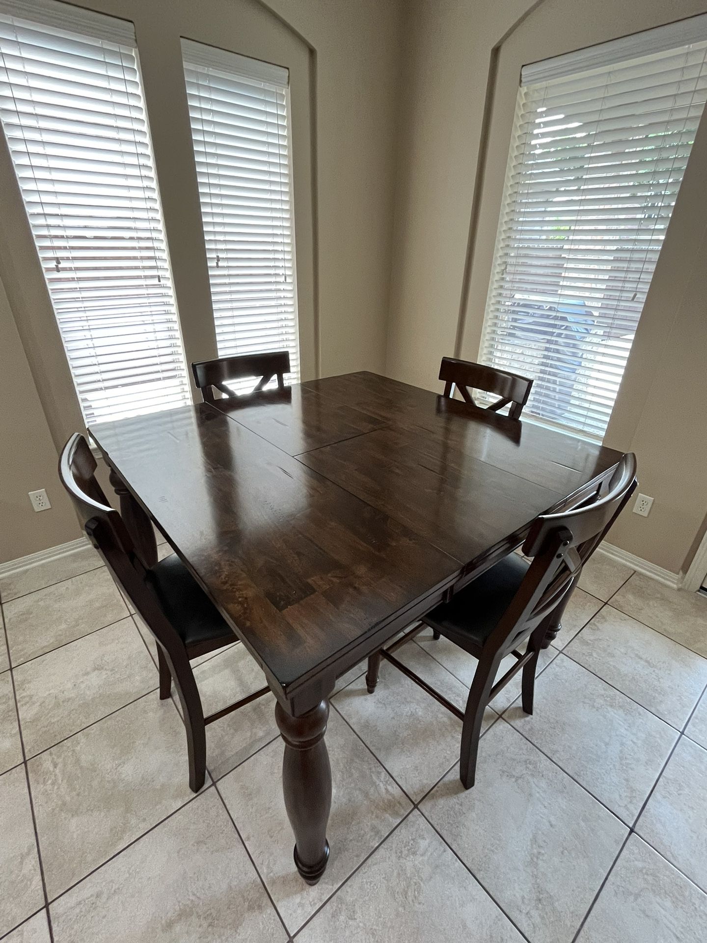 Kitchen Table Like New 54“ X 54“ With Four Stools. It Has A Self Storing Leaf.
