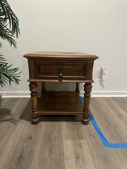 End table with drawer and shelf perfect condition