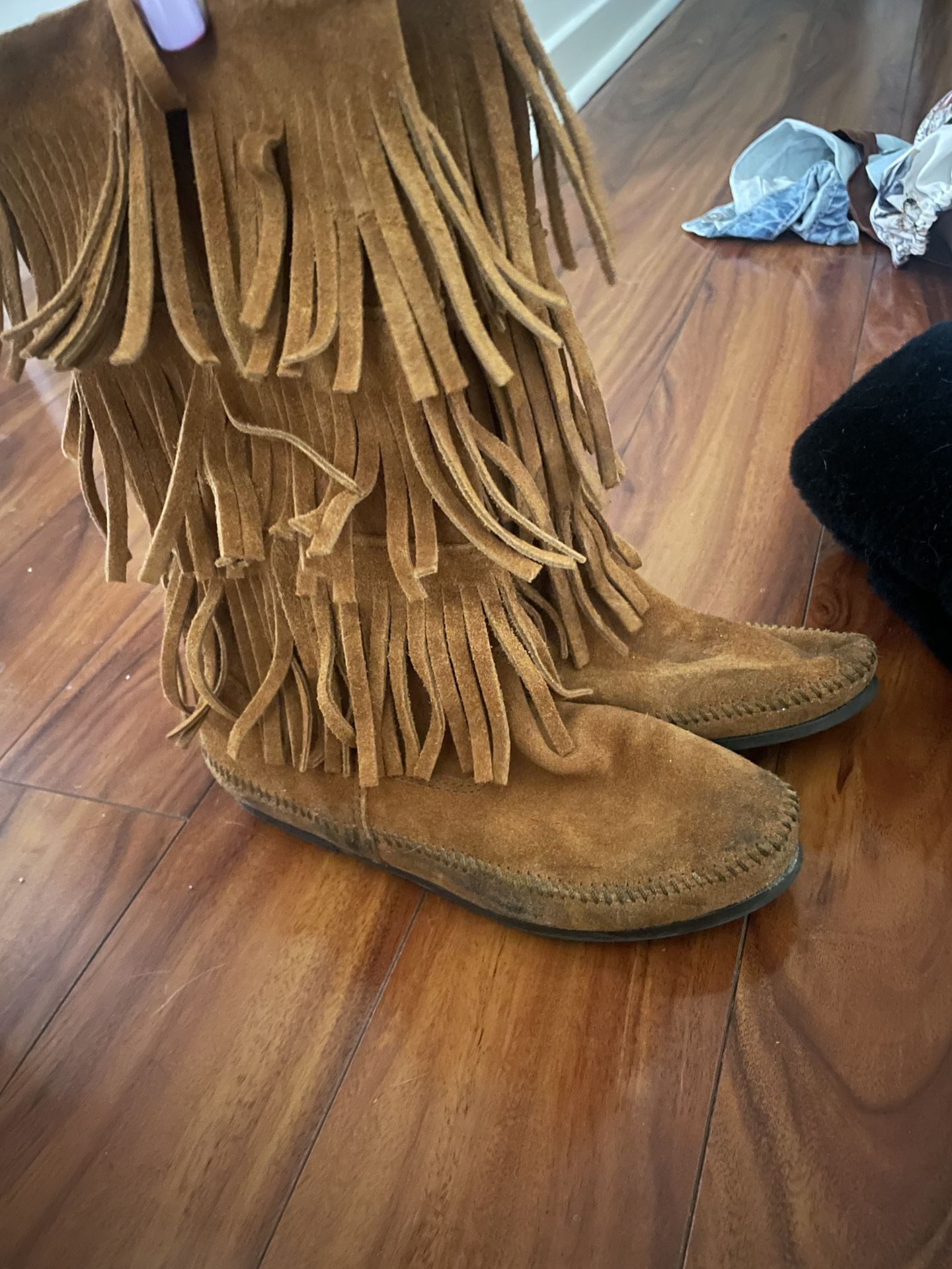 Minnetonka 3-Layer Fringe Boot Women 8