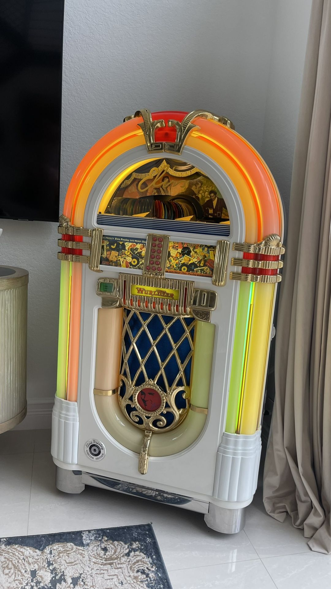 Limited Edition Elvis Presley  vintage Wurlitzer CD Jukebox WHITE