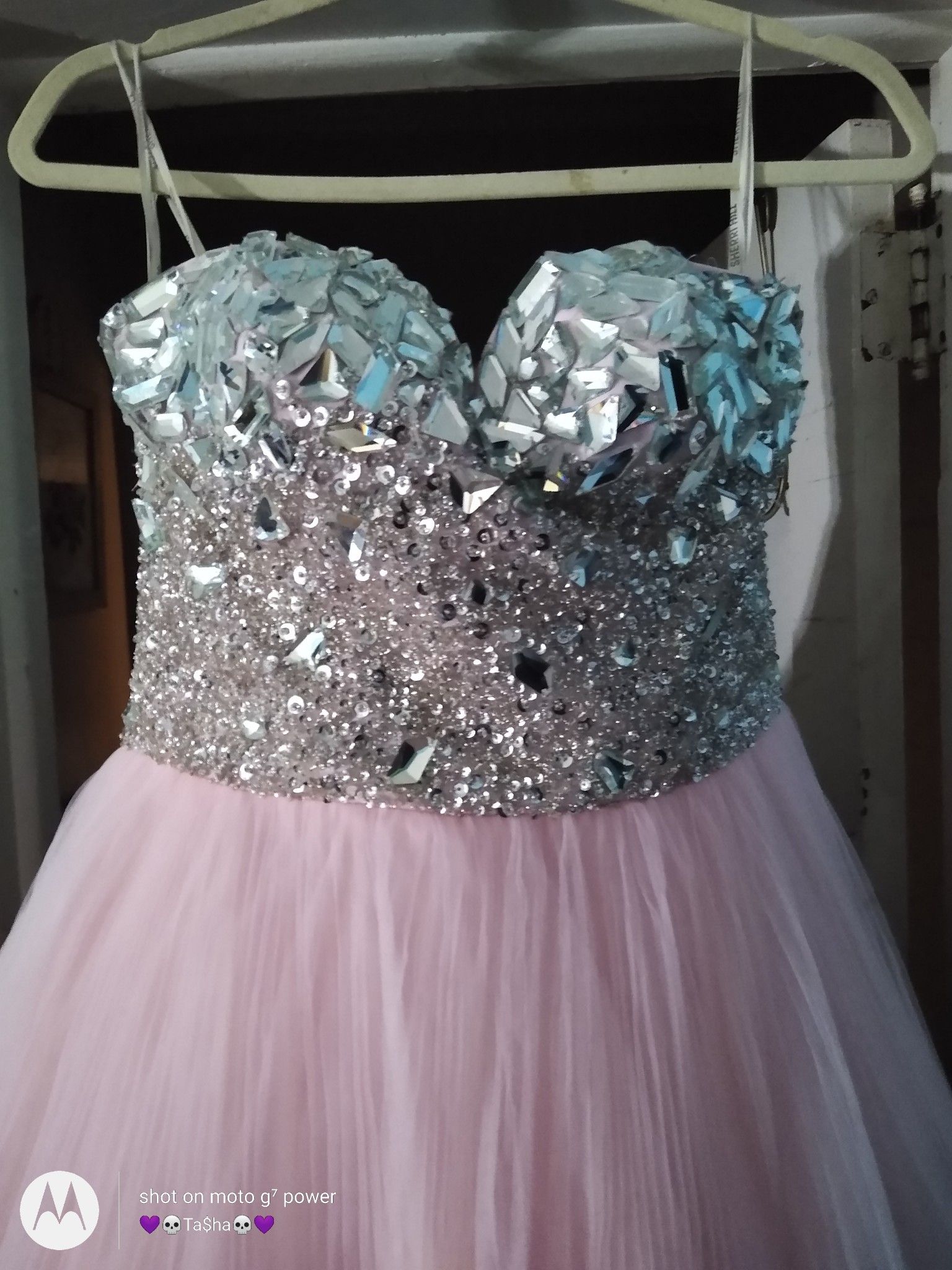 Beautiful Gown ,sz6 give best offer. Nothing ridiculous please! Would be perfect for Quiñciñera Or Prom Dress. 