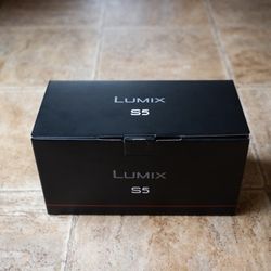 NEW IN BOX Panasonic LUMIX S5 24.2MP Mirrorless Camera (S 20-60mm F3.5-5.6 Lens)