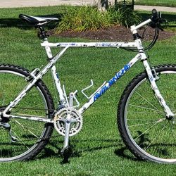 GT AVALANCHE - RETRO MOUNTAIN BIKE - CUSTOM WHITE PAINT - EX-LARGE FRAME - DEORE COMPONENTS