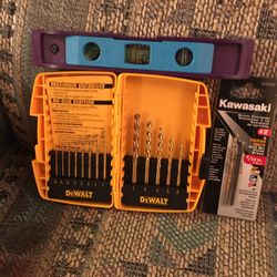 BRAND NEW NEVER USED 13-PIECE DEWALT TITANIUM COATING DRILL BITS AND 9” INCH LEVEL AND SCREW EXTRACTOR-$25.00