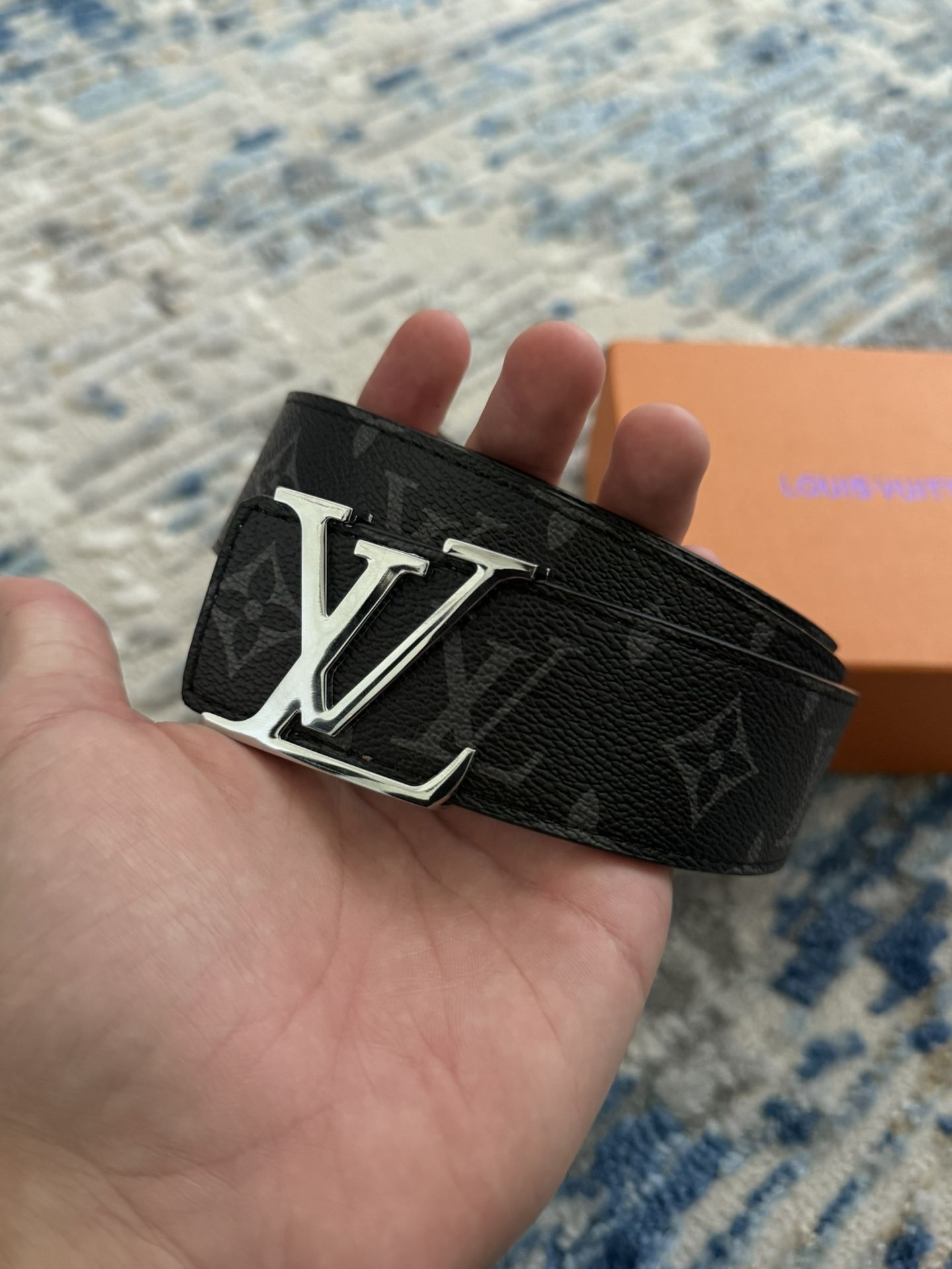 LV belt sliver on black (with box)