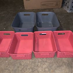 6 Like-New Plastic Containers 