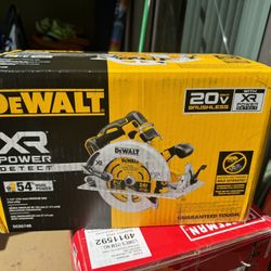 Delwalt XR Power Detect 20-volt MaxCordless Circular Saw with Brake and Aluminum Shoe - 71/4”