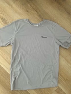 Men’s Columbia Shirt Size S - Gray Performance Tee