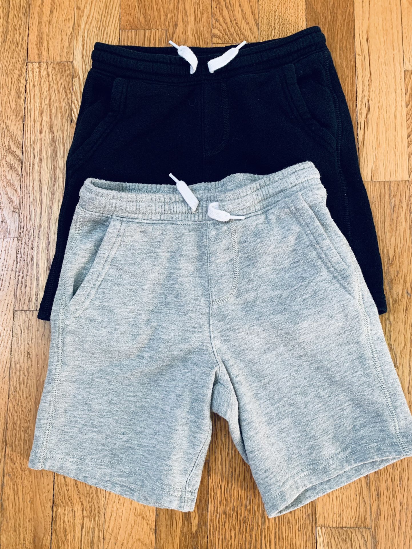 2-Pack Old Navy Boys Fleece Jogger Shorts Sz 6-7 Drawstring Pullups Black & Gray, Excellent Condition 