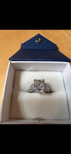 NEW WOMENS CZ/SILVER RING LARGE EMERALD CUT WITH BAGUETTES SIZE 7