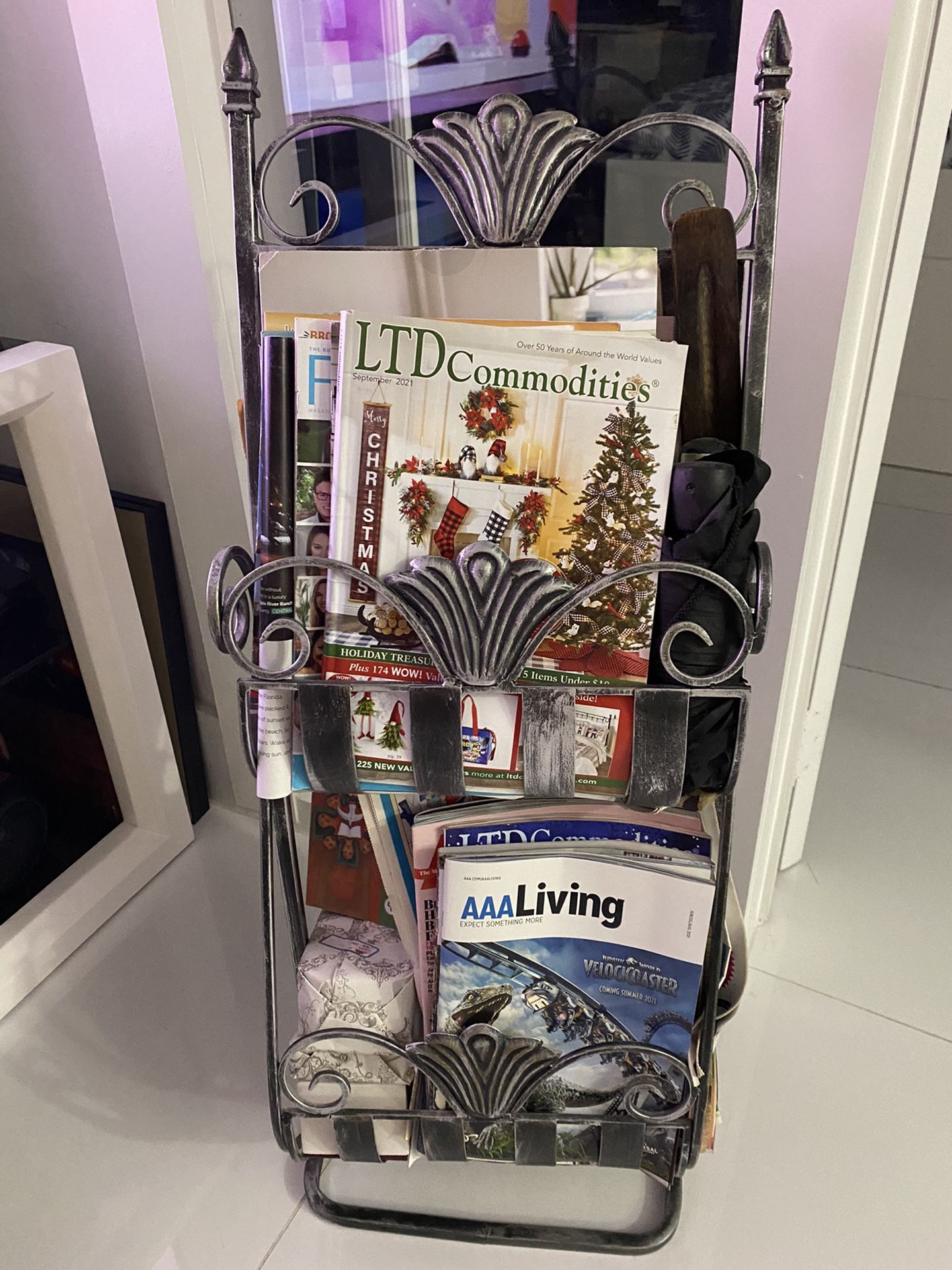 MAGAZINE RACK