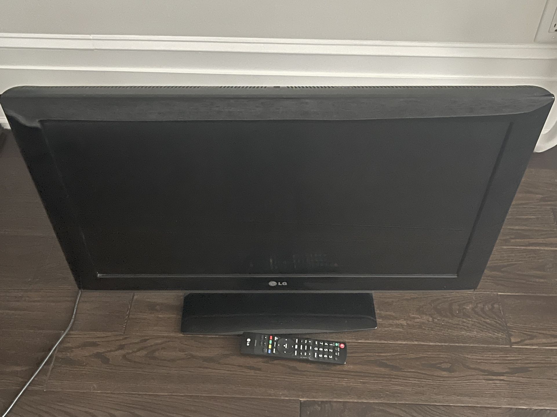 LG Excellent Condition 32” TV with remote