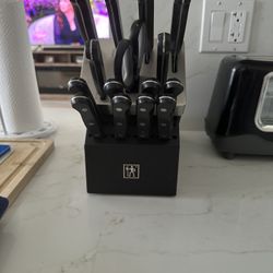 Henckels Solution knife set with self sharpening block