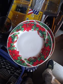 Christmas Poinsettia Dinner Plates Set