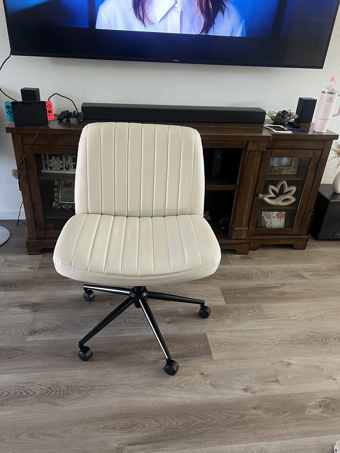 Rolling office /vanity  chair
