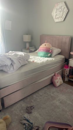 Twin bed room