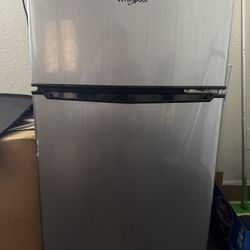 whirlpool mini fridge refrigerator 