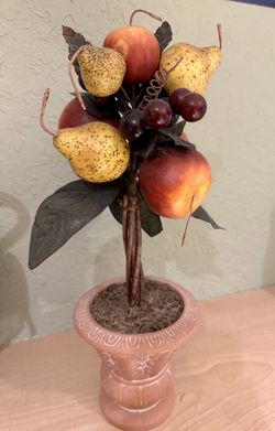 $10 - Assorted Vintage Tabletop and Wall Fruit Decor