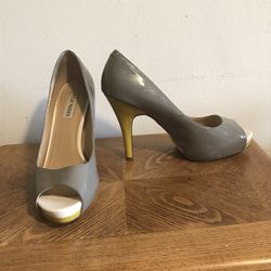 STEVE MADDEN SIZE 10   TAUPE/GRAY & YELLOW PLATFORM HEELS