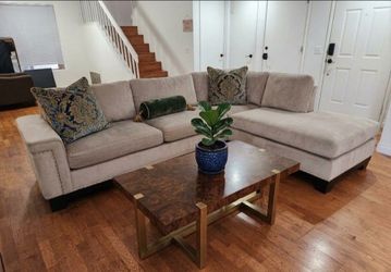Beautiful Ashley Furniture Sectional in Excellent Condition!
