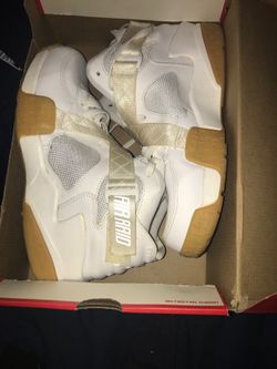 Size 10 white air raid Nikes in good condition with box