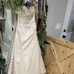 Sample Gown Size 10 Medium Ivory Heavyweight Material