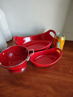 Rachael Ray oval baking dish both For $10/ $4for The colander 