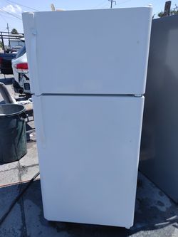 Kenmore white apartment size refrigerator