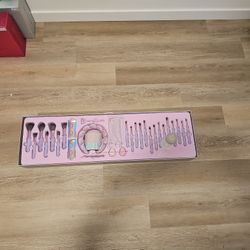 Glitz & Glam 30 Piece Essentials Collection