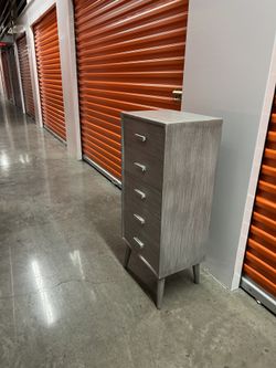 New elegant dresser with 5 drawers 