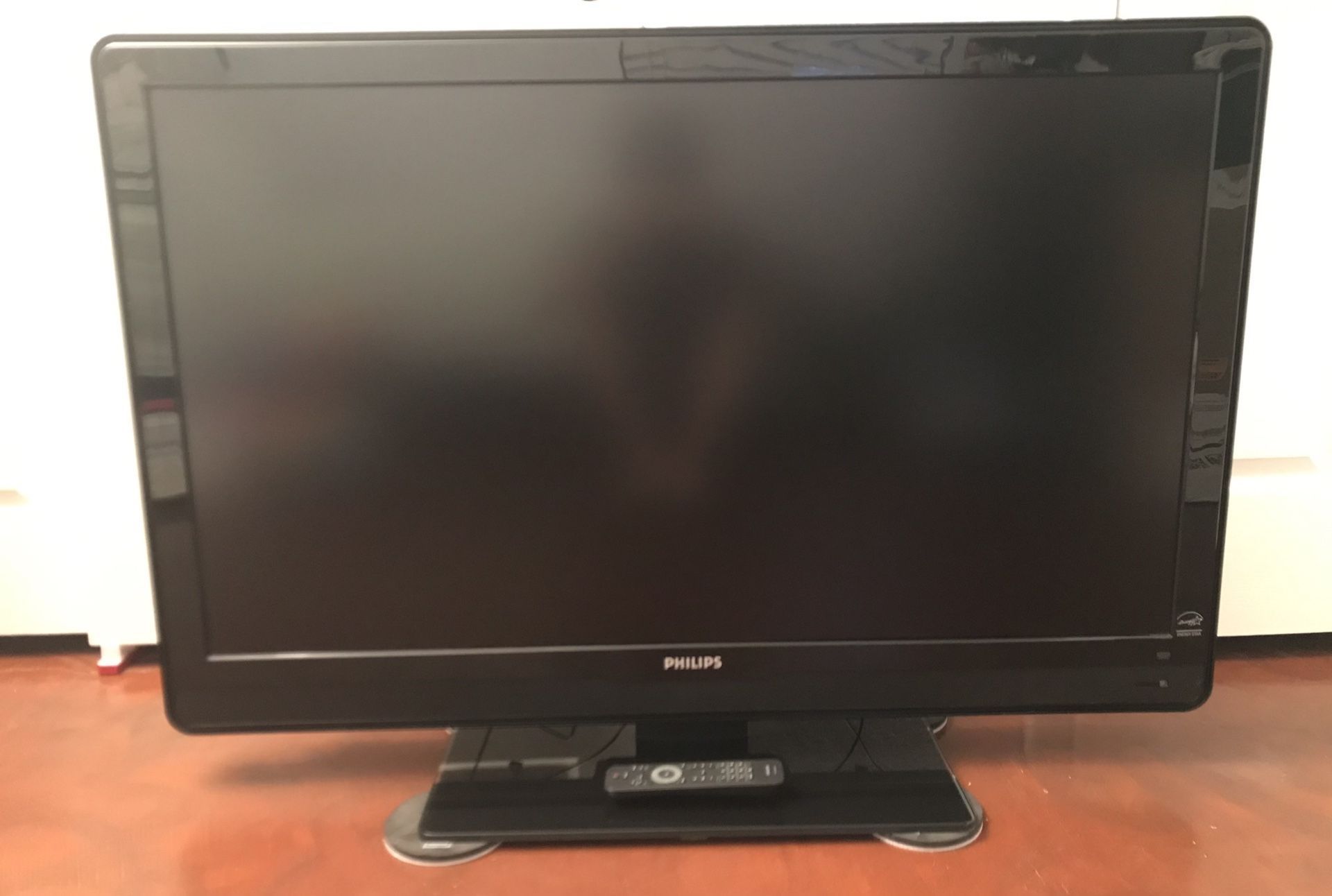 Philips LCD TV 47” and Wall Mount