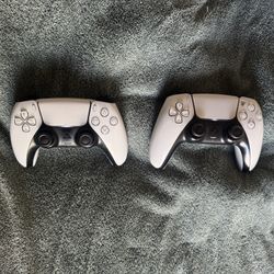 2 PS5 controllers 