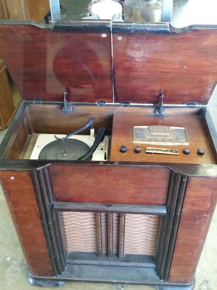 Vintage 1940s Hoffman Stereo/Turntable