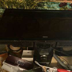 RCA DVD BUILT IN TV 32inch Tv Works Great Don’t Need Got A 85 Inch Now Asking For 50$