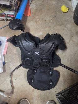 Shoulder pads with back plate