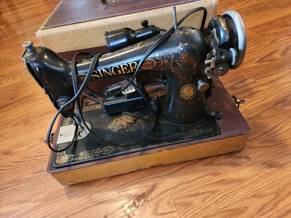 Antique SINGER SEWING MACHINE