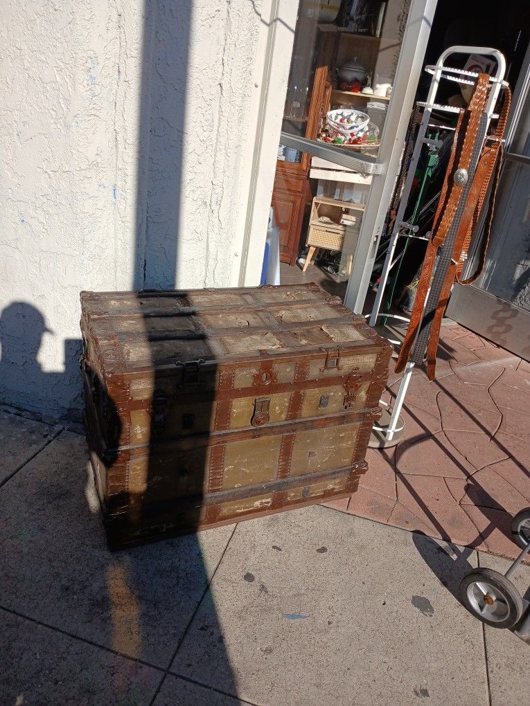 Beautiful Antique Flat Top Steamer Trunk Chest Coffee Table Storage Box 