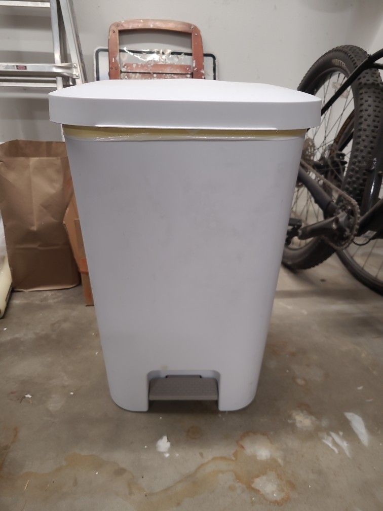 Free White Plastic 13 Gallon Trash Can