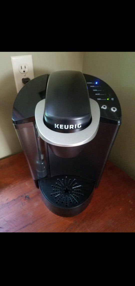 Brand New Keurig coffee maker single cup brewer comes with new in box reusable filter & pods. Never used, only plugged in for the picture...