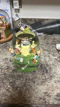 Snow white snow globe