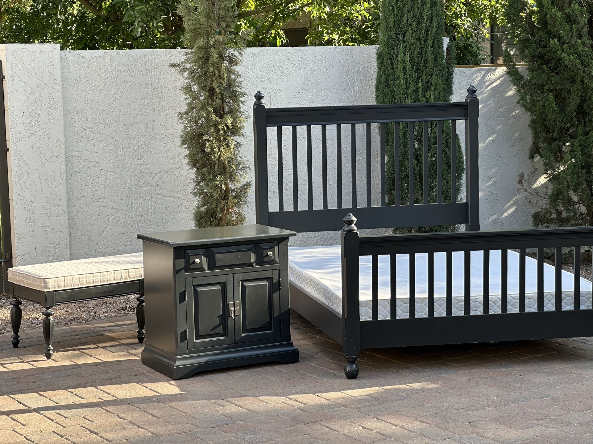 Queen Bedroom Set - Black Bed Dresser Mirror Setter - Broyhill
