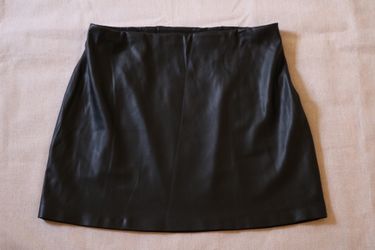 Express Women's Black Faux Leather Mini Skirt No Tag Size Approx. Large 17" EUC
