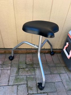 Smooth Roll 3-Leg Swivel Chair – Compact & Sturdy