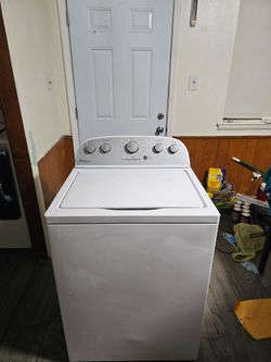 WHIRLPOOL WASHER GOOD CONDITION LARGE CAPACITY CLEAN AND DESINFECTED DELIVERY AVAILABLE FOR EXTRA FEE